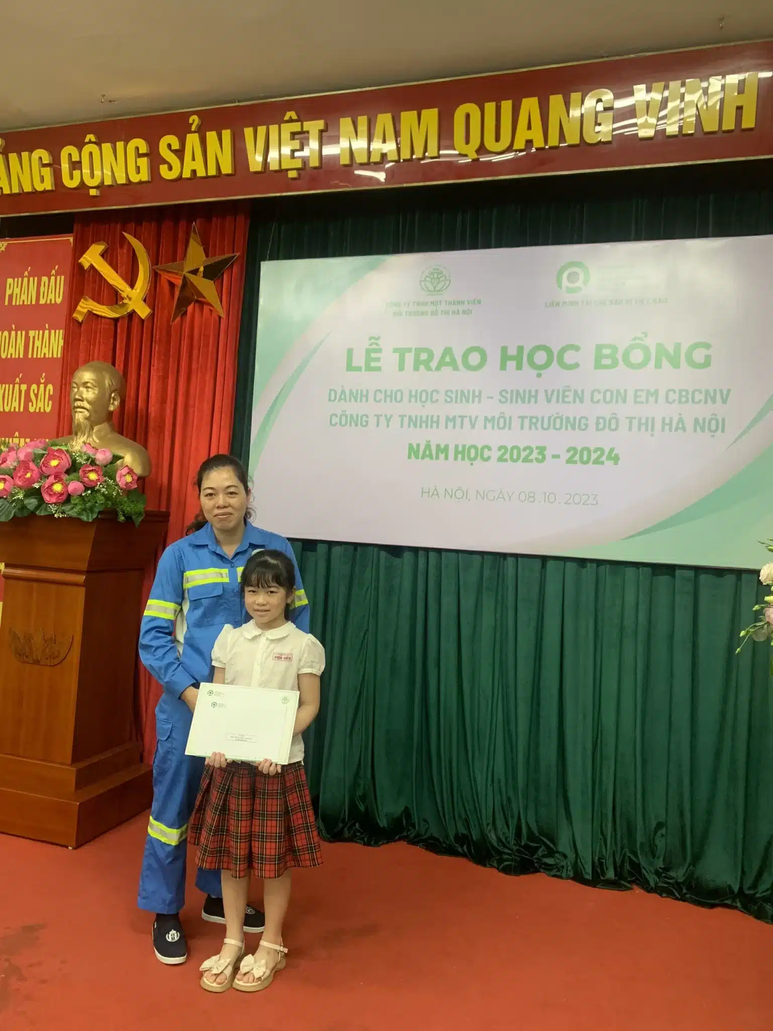 Mẹ chon chị Lư và bé Diễm Khuê vui mừng nhận học bổng PRO Việt Nam - URENCO
